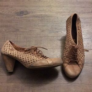 Leather oxfords with star perforation details